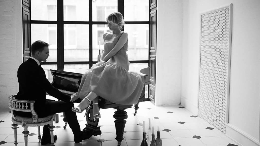 spelen grand piano en vrouw man  - Foto, afbeelding