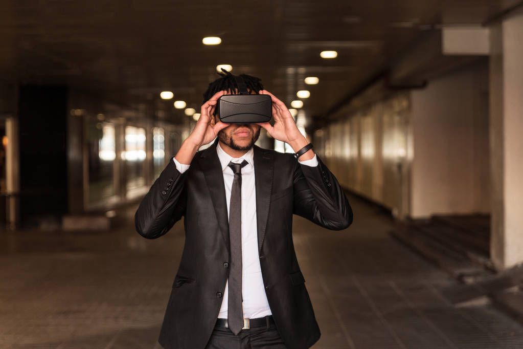 Afro zakenman spelen virtuele realiteit simulatie - Foto, afbeelding