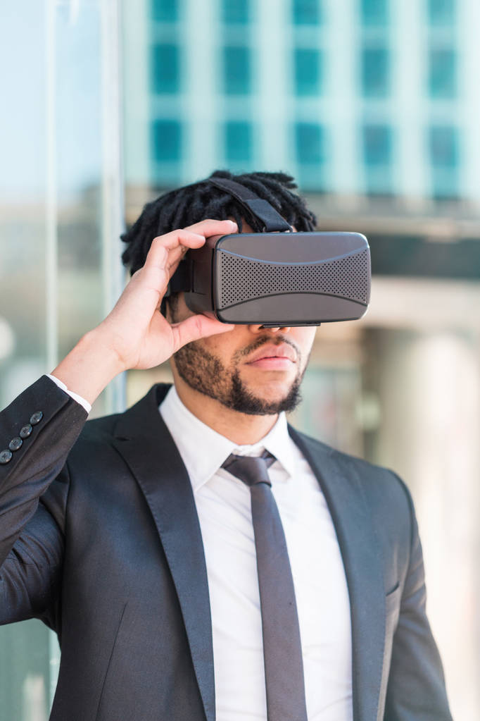 Afro zakenman spelen virtuele realiteit simulatie - Foto, afbeelding
