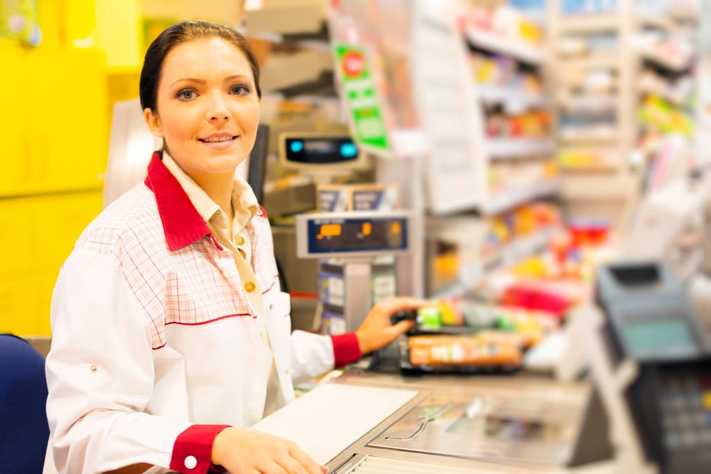 Commis aux ventes dans le supermarché
 - Photo, image