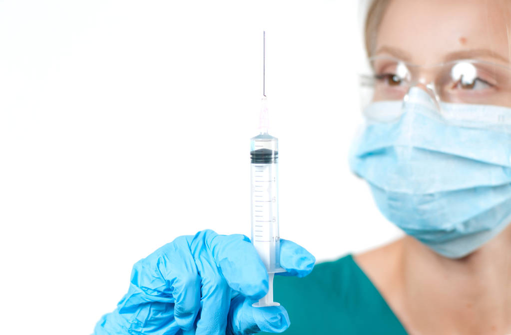 Ärztin mit Spritze. Krankenschwester wählt Impfstoff in Spritze - Foto, Bild