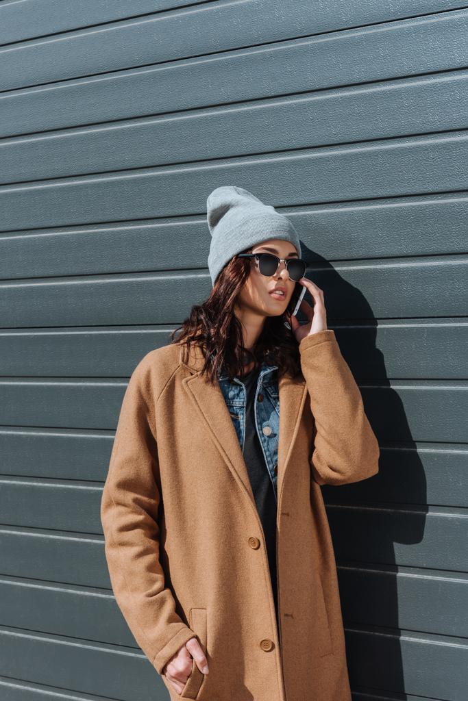 Őszi outfit a smartphone beszélő nő - Fotó, kép