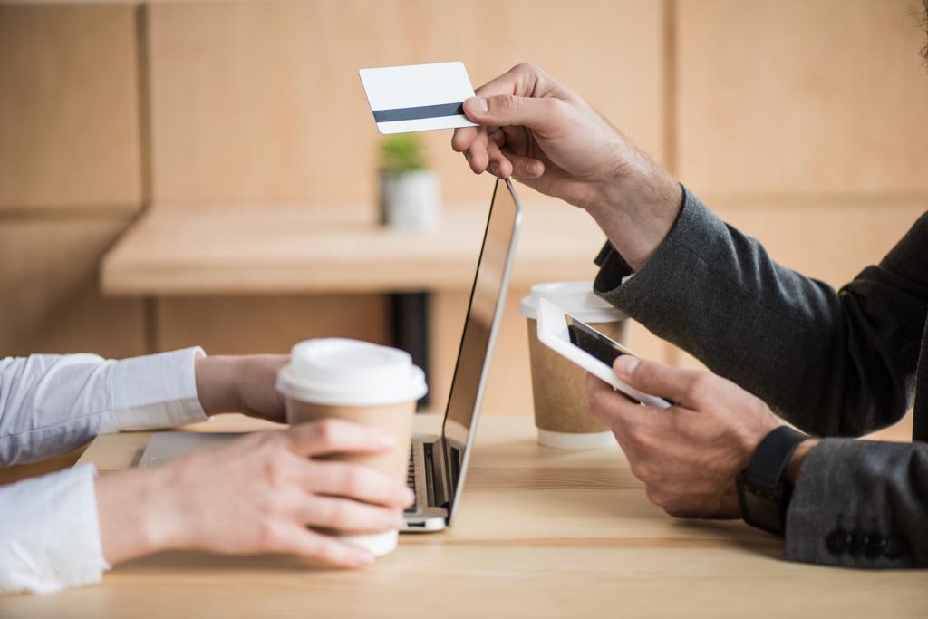 Mann gibt Frau Kreditkarte - Foto, Bild