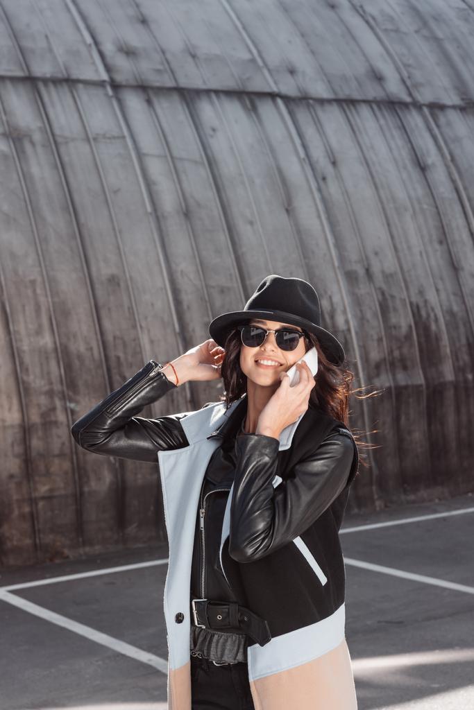  Őszi outfit a smartphone beszélő nő - Fotó, kép