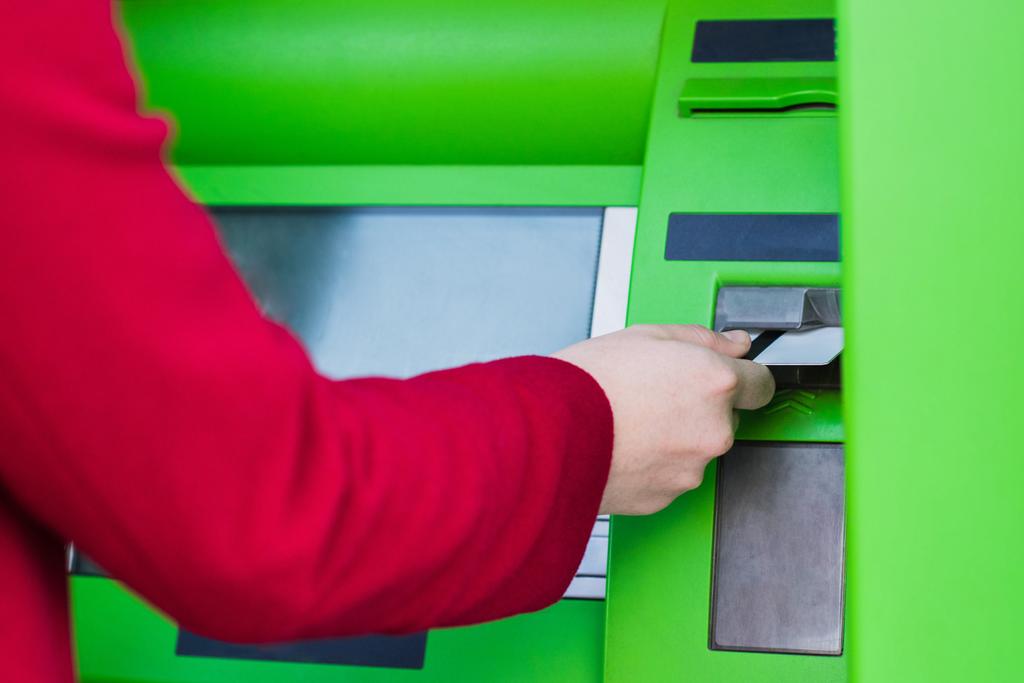 Kreditkarte in Geldautomat stecken - Foto, Bild