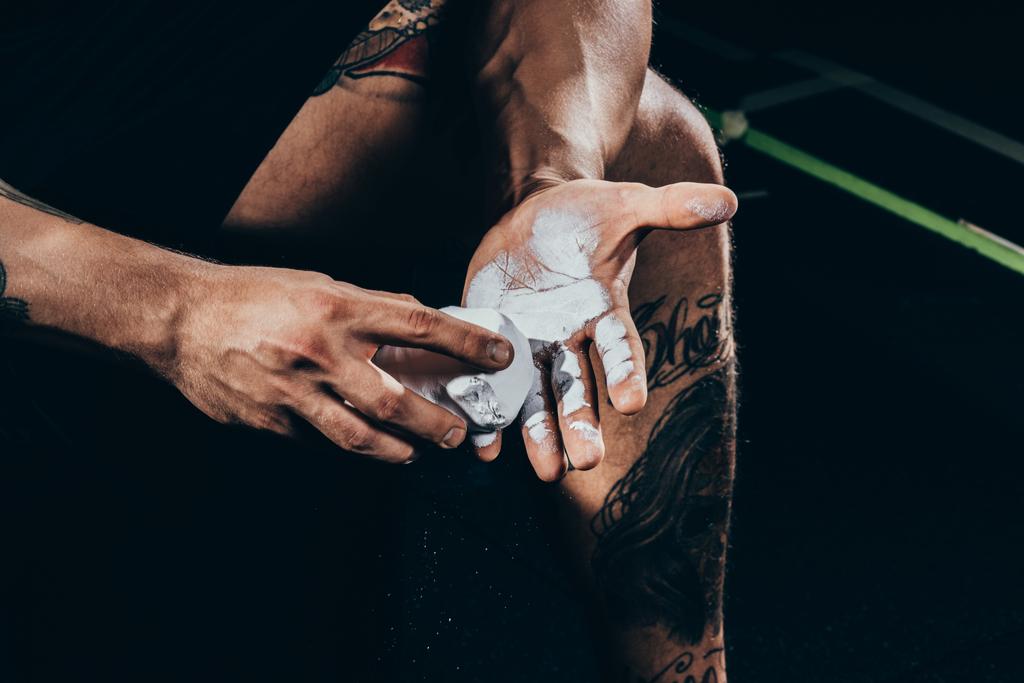 deportista aplicando talco a las manos
 - Foto, Imagen