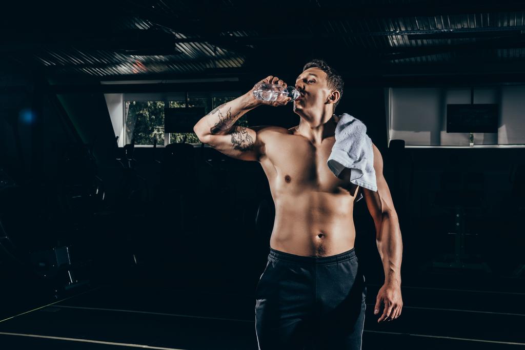 Fitter Sportler trinkt Wasser - Foto, Bild
