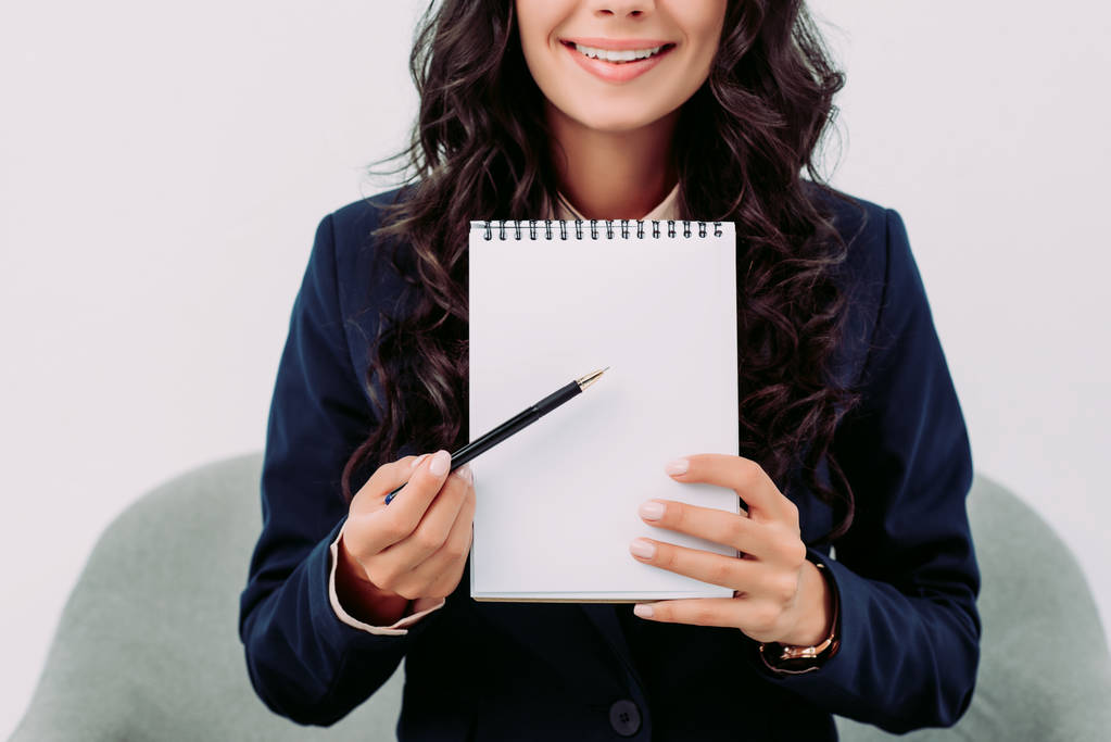 mujer de negocios apuntando al cuaderno
 - Foto, Imagen