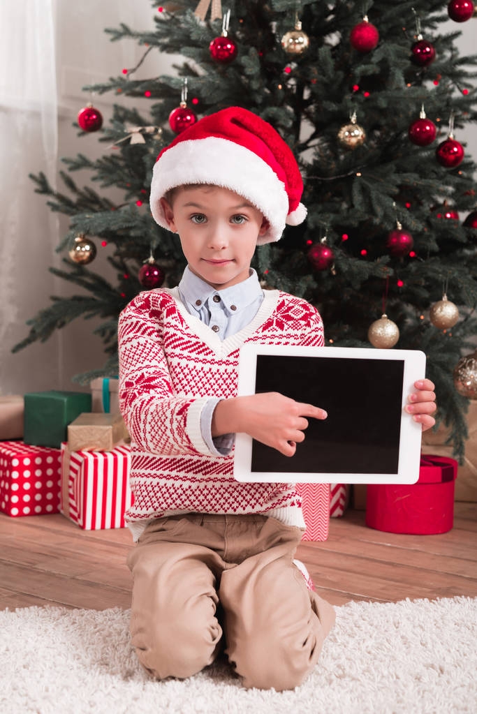 ponting αγόρι στο tablet για τα Χριστούγεννα - Φωτογραφία, εικόνα