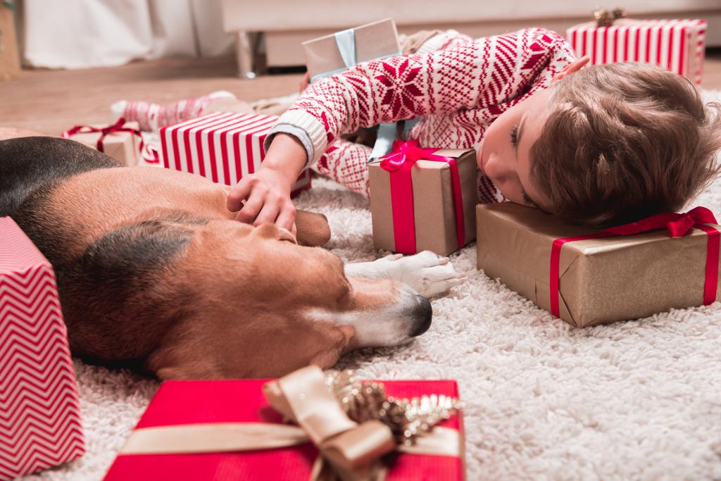 αγόρι με λαγωνικό σκύλο και χριστουγεννιάτικα δώρα - Φωτογραφία, εικόνα