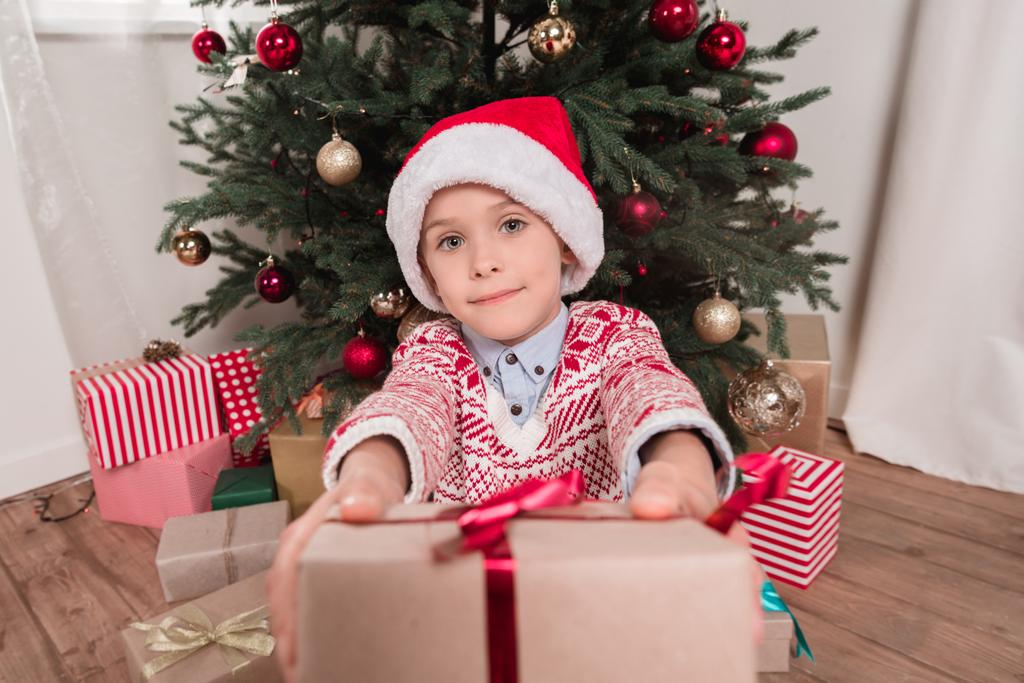 chlapec dává vánoční dárek pro fotoaparát - Fotografie, Obrázek