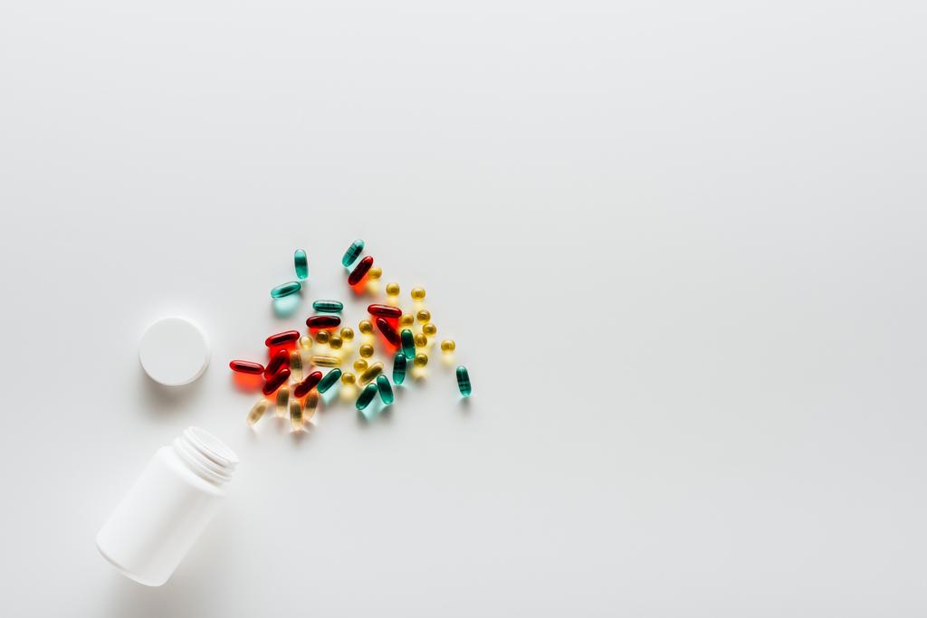 pílulas coloridas e recipiente
 - Foto, Imagem