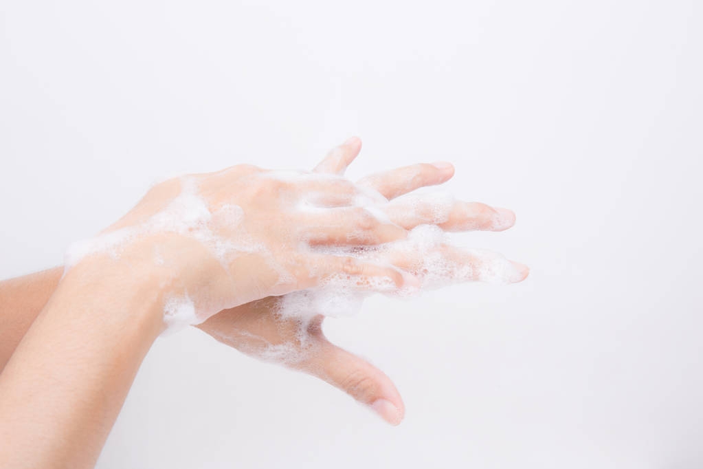 Asijská dívka ruce jsou praní s mýdlovými bublinami - Fotografie, Obrázek