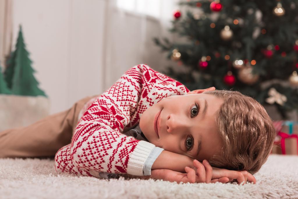 chłopiec w Boże Narodzenie udekorowane pokojach - Zdjęcie, obraz