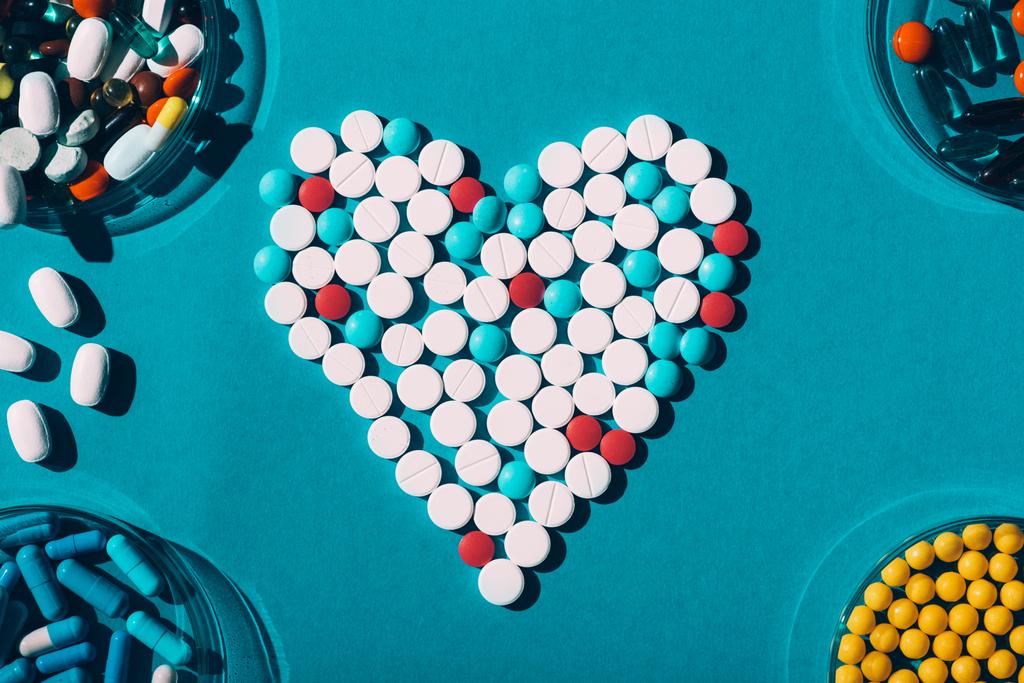 барвисті таблетки в символі серця
  - Фото, зображення