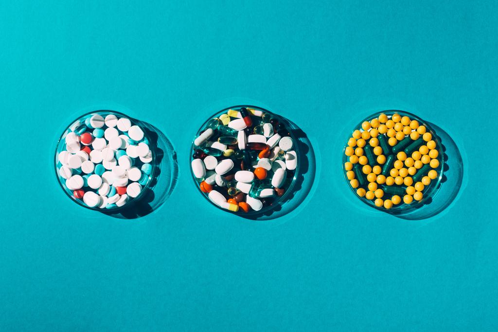 kleurrijke pillen in petrischalen - Foto, afbeelding
