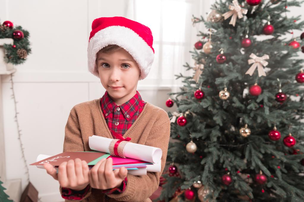 Junge mit Buchstaben für Weihnachtsmann - Foto, Bild