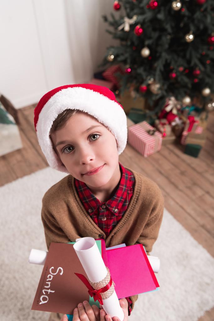 ragazzo con lettere per Babbo Natale
 - Foto, immagini
