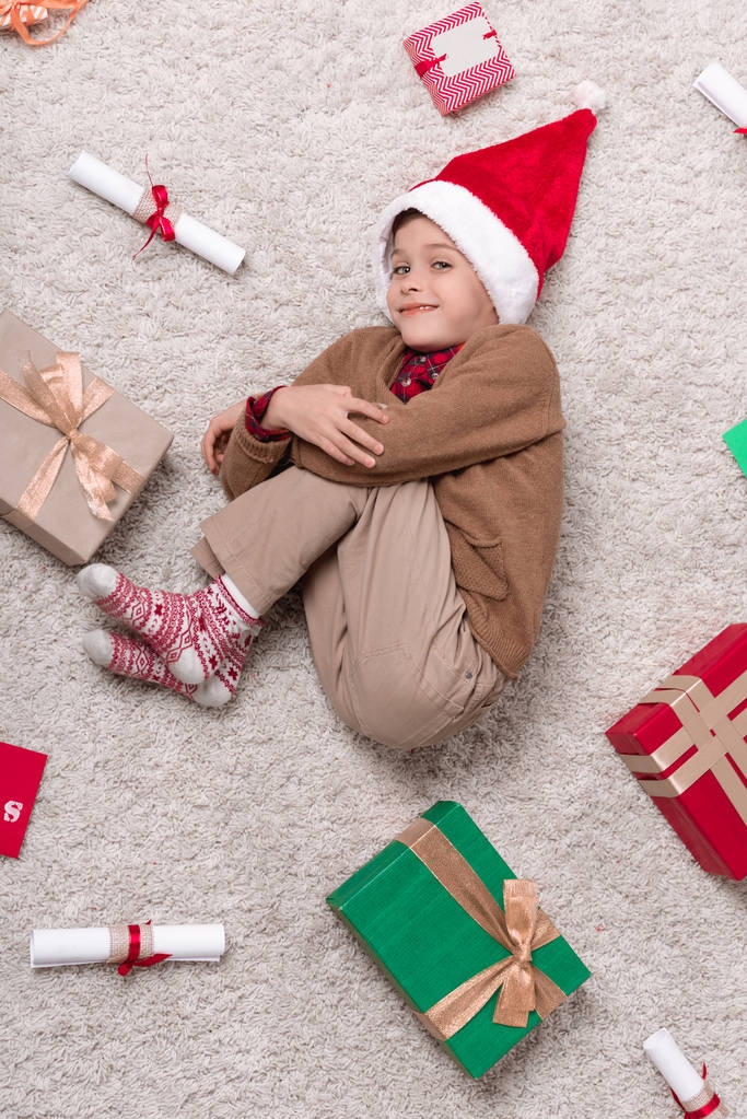 chlapec na koberci s vánoční dárky - Fotografie, Obrázek