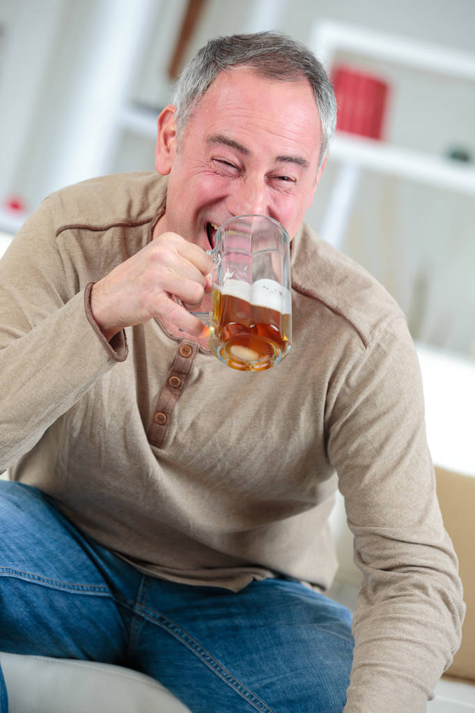 Betrunkener trinkt Bier - Foto, Bild