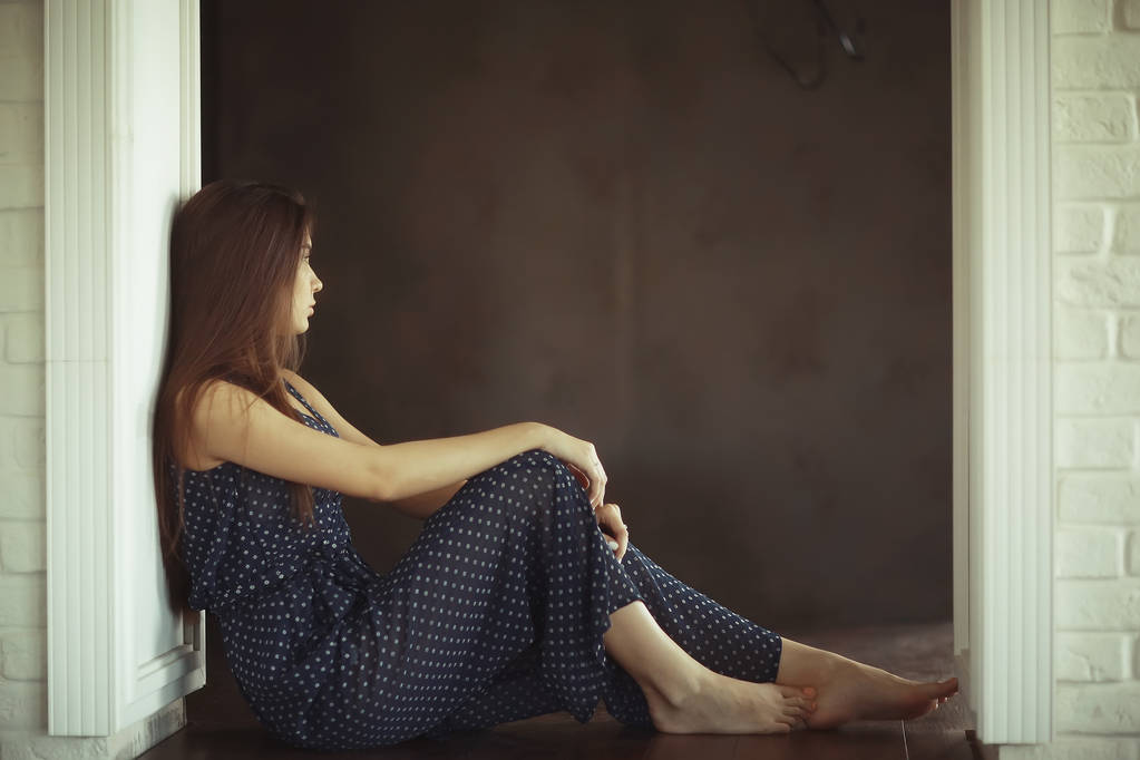 katta evde oturan kadın  - Fotoğraf, Görsel