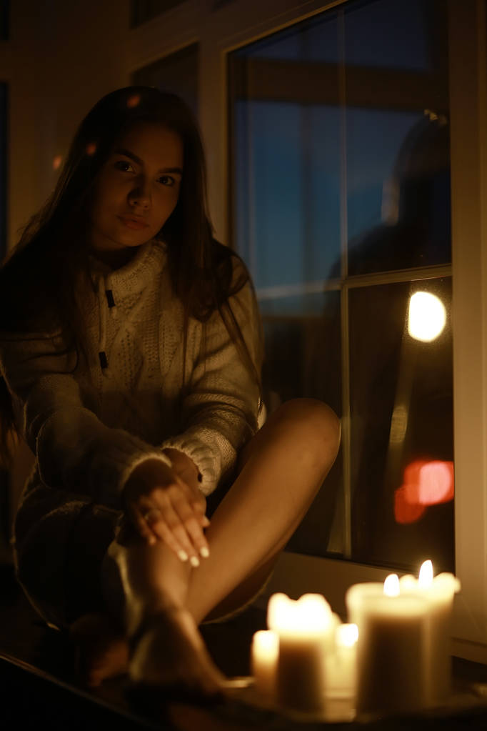 jonge vrouw met kaarsen - Foto, afbeelding