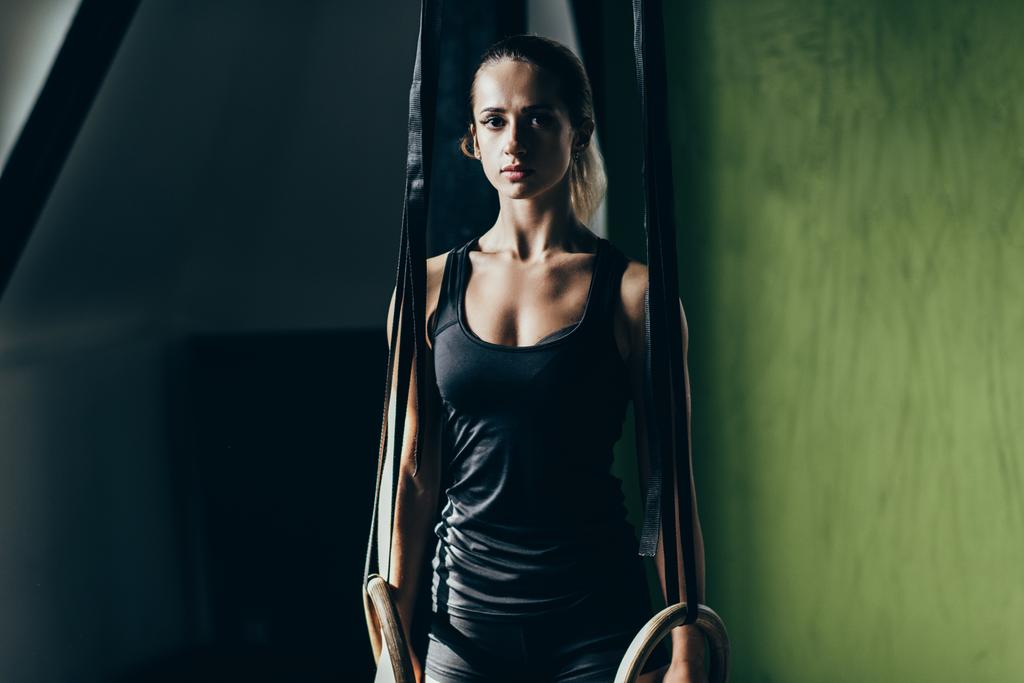 спортсменка с гимнастическими кольцами
 - Фото, изображение