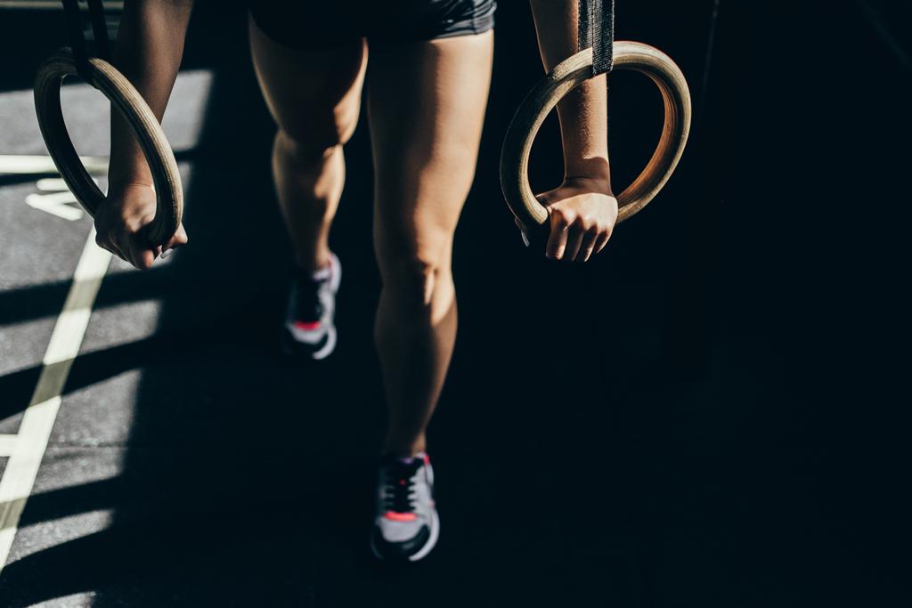 mulher exercitando com anéis de ginástica
 - Foto, Imagem