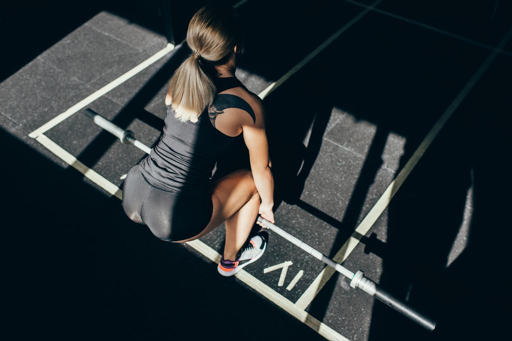 Sportlerin beim Hantelheben  - Foto, Bild