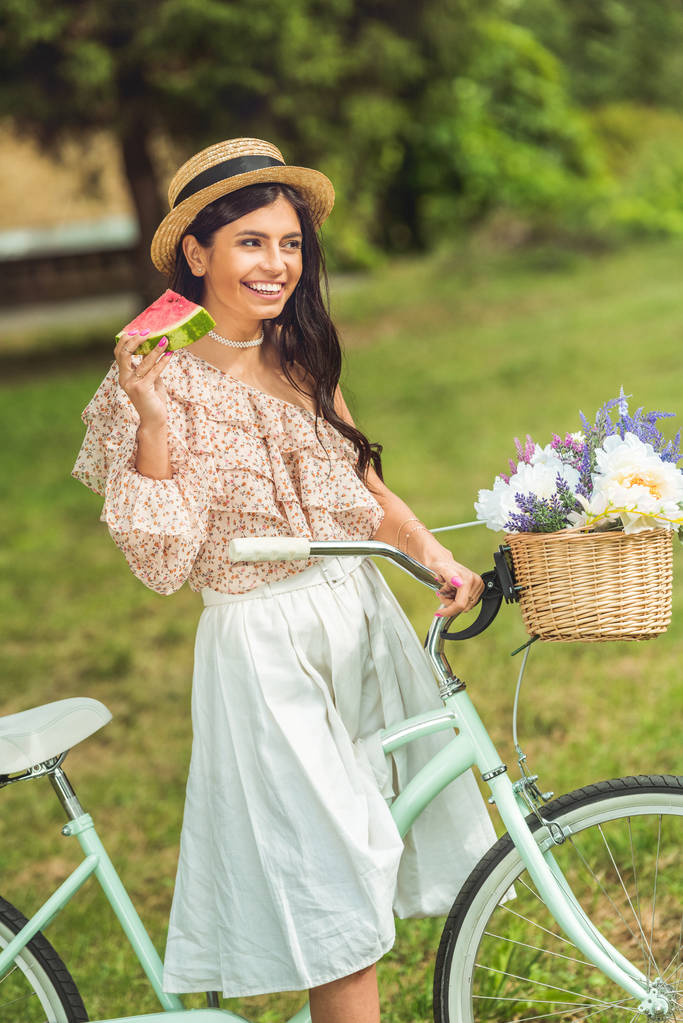 Dziewczyna z arbuza i rowerów - Zdjęcie, obraz