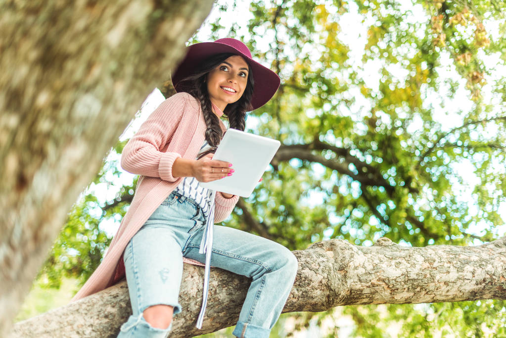 meisje met digitale tablet in park - Foto, afbeelding
