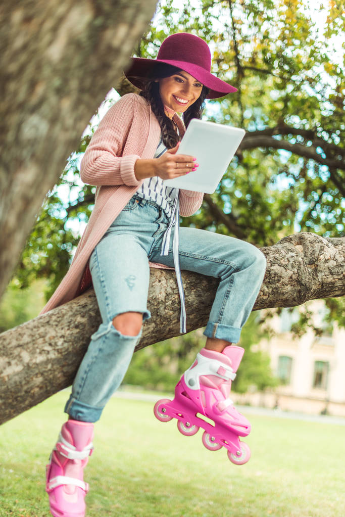 dziewczyna z cyfrowego tabletu w parku - Zdjęcie, obraz