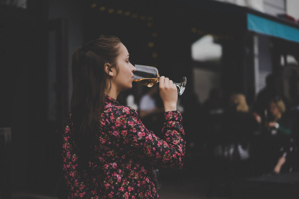 Junge Frau trinkt Wein - Foto, Bild