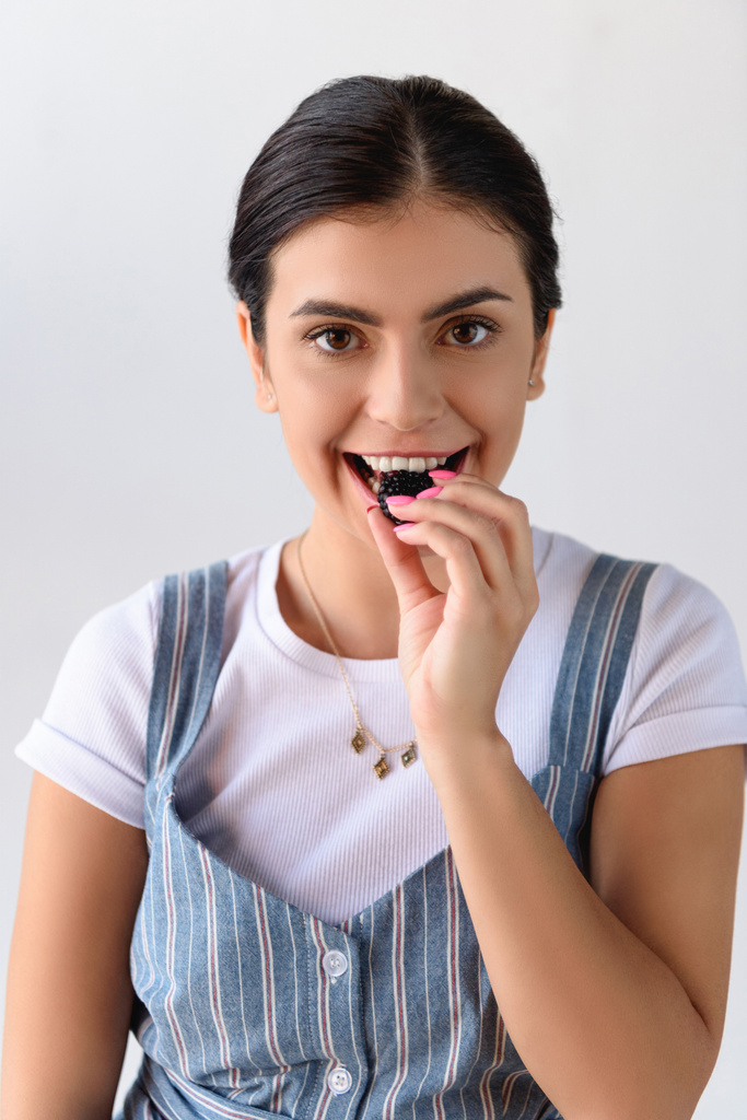 vrouw eten vers blackberry - Foto, afbeelding