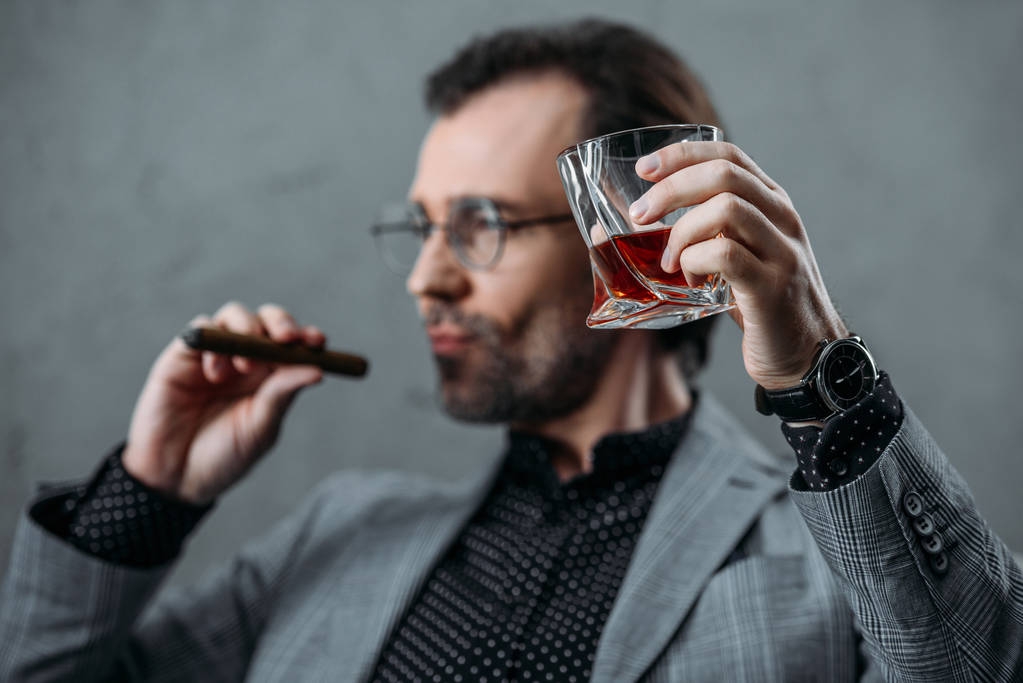 Бизнесмен пьет виски
 - Фото, изображение