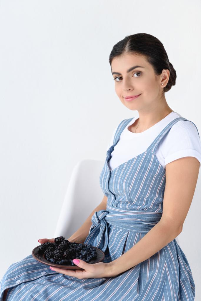 mujer sosteniendo plato con bayas
 - Foto, Imagen