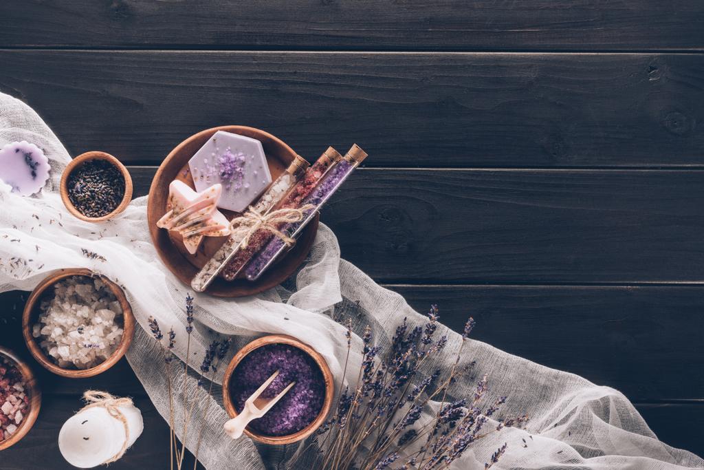 kylpylähoito laventelilla sideharsolla
 - Valokuva, kuva