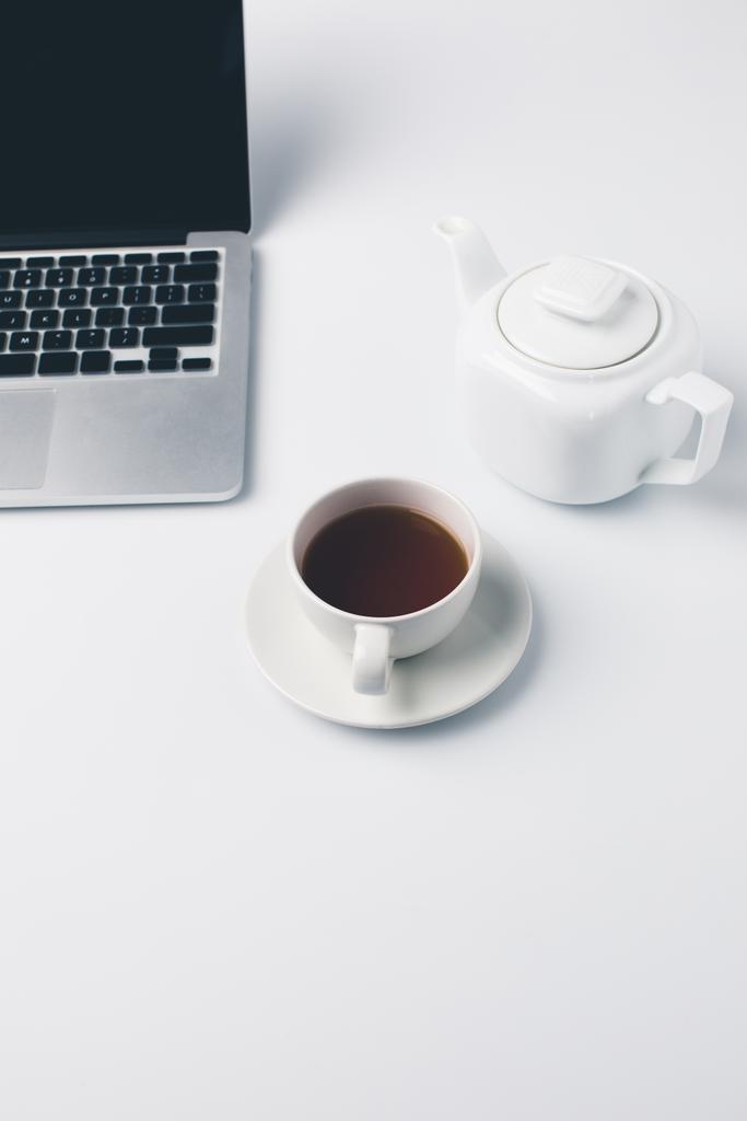 Tasse de thé et ordinateur portable
 - Photo, image