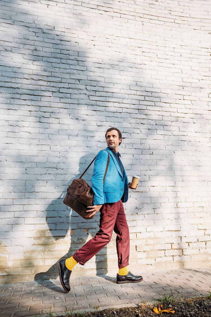 homme élégant avec café à emporter
 - Photo, image