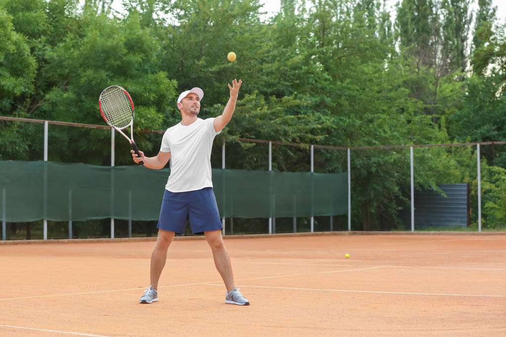 teniszezni a bíróság fiatalember - Fotó, kép