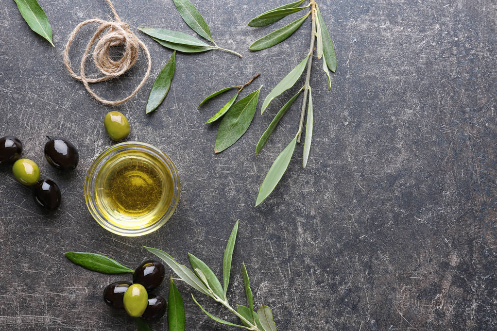 скляна чаша з оливковою олією
  - Фото, зображення