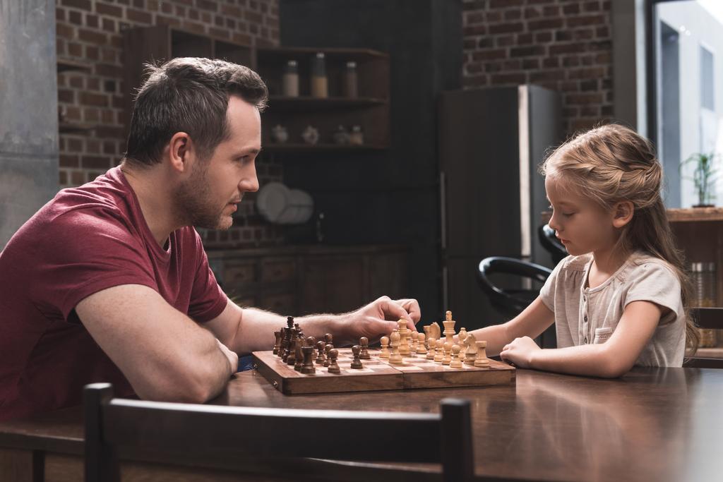Satranç oynamak için baba öğretim kız  - Fotoğraf, Görsel