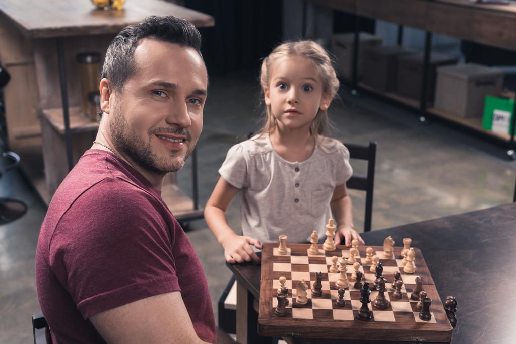父と娘のチェス盤でポーズ  - 写真・画像