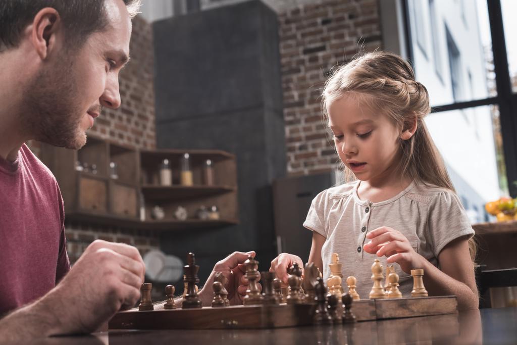 Baba ve kızı satranç oynuyor.  - Fotoğraf, Görsel