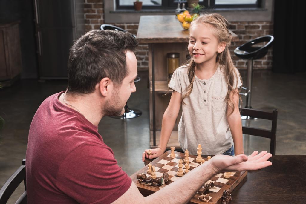 Boldog lánya után sakk játék - Fotó, kép