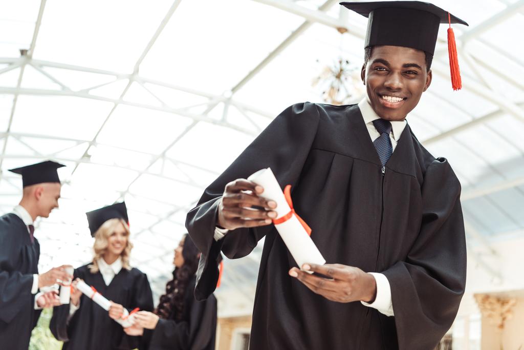 estudiante graduado mostrando diploma
 - Foto, Imagen