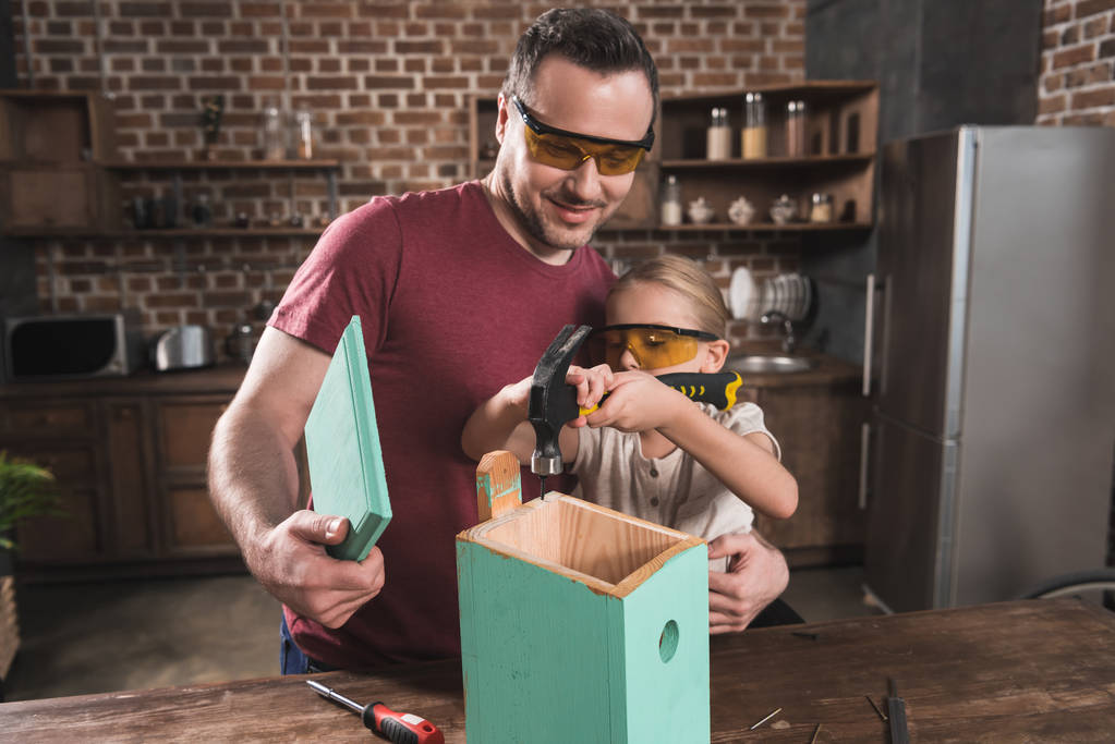 Дочь и отец строят скворечник
  - Фото, изображение