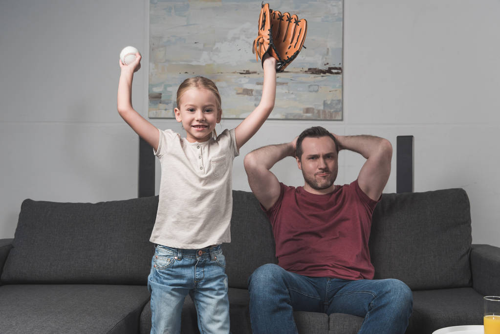 Filha feliz para o time de beisebol favorito
 - Foto, Imagem