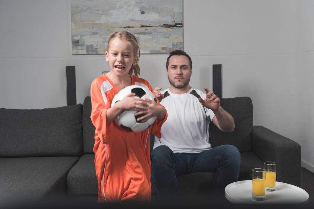 lánya és apja csalódott a labdarúgó játék  - Fotó, kép