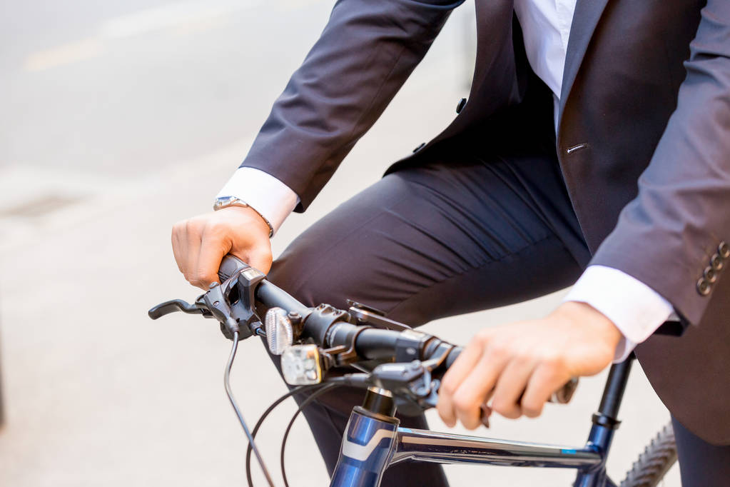 Homme d'affaires prospère à vélo
 - Photo, image
